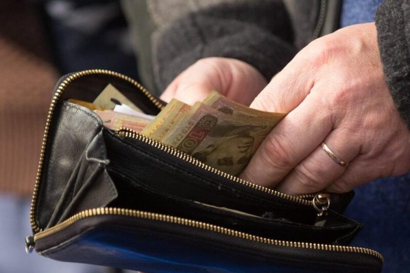 Українців не влаштовують їх зарплати