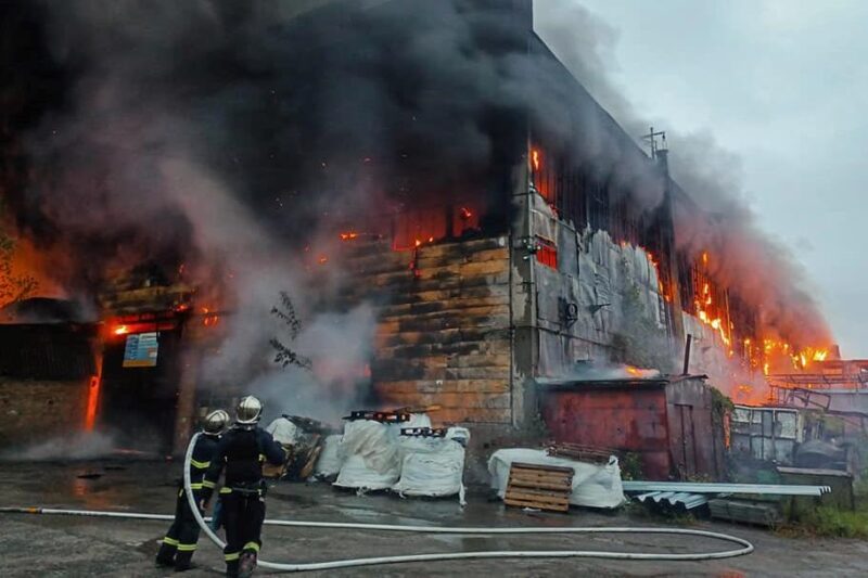 В Ірпені спалахнуло промислове підприємство
