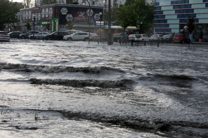 Вулиці опинилися під водою: Київ накрила злива