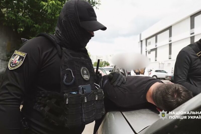 Влаштовували втечу військових у СЗЧ і чекали на «русскій мір»: Нацполіція затримала злочинну групу