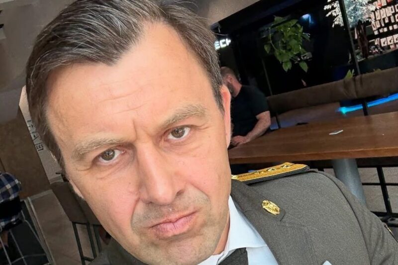 Андрій Оністрат показав могилу сина, який загинув на фронті