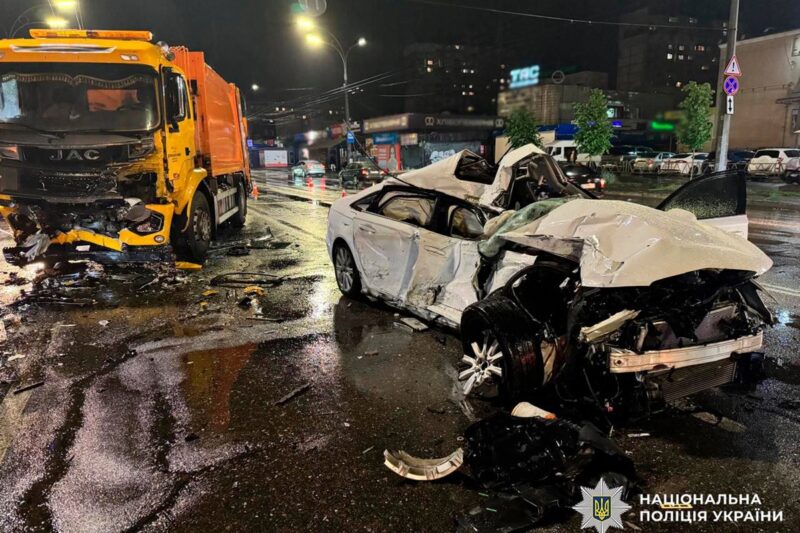 ДТП у Києві: Audi влетіла у вантажівку на зустрічній смузі