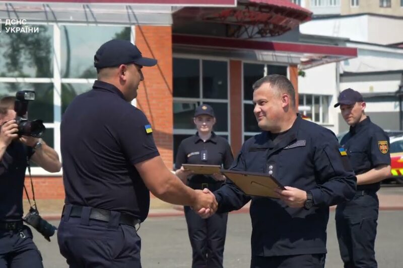 Голова ДСНС нагородив українських рятувальників напередодні Дня Конституції