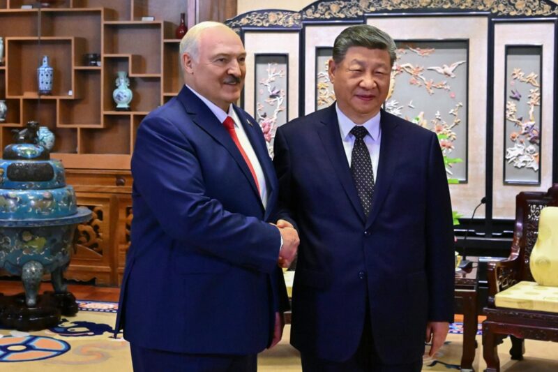 Лукашенко зустрівся із Сі Цзіньпіном в Пекіні