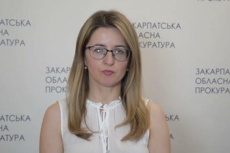 Багатодітна матір знімала порно з малолітньою дочкою: жінку взято під варту