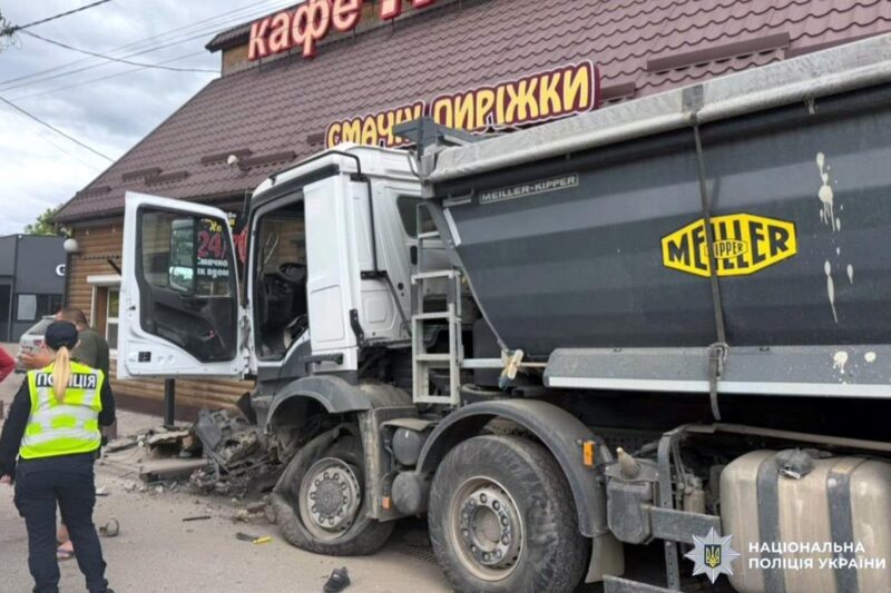 На Хмельниччині вантажівка протаранила автівки і влетіла у кафе