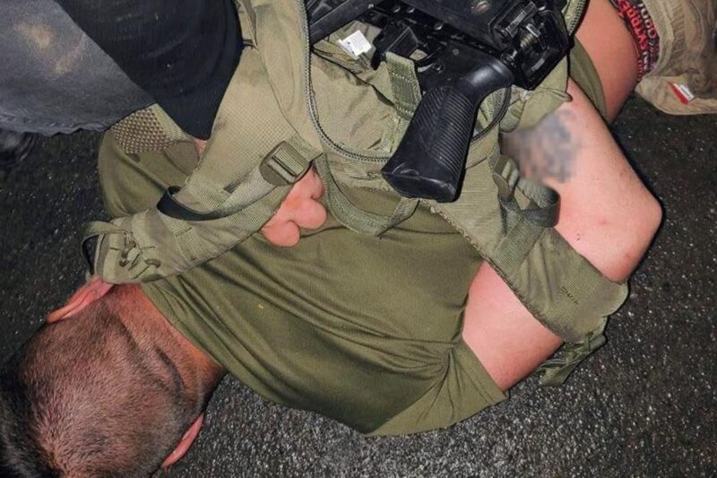 На Хмельниччині затримали чоловіка, який стріляв з автомата біля ТЦК