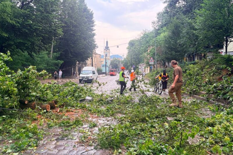 Негода у Львові: через удар блискавки дитина потрапила в реанімацію