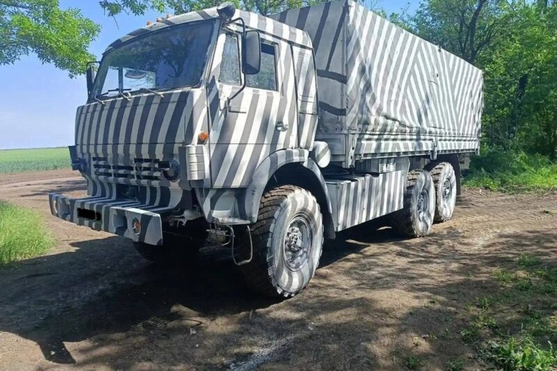 Росіяни почали фарбувати техніку “під зебру”