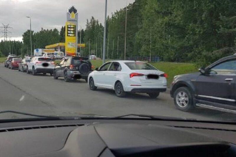 Росіяни почали помирати в чергах за бензином