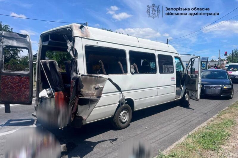 Росіяни вдарили по маршрутці у Запоріжжі, є жертви