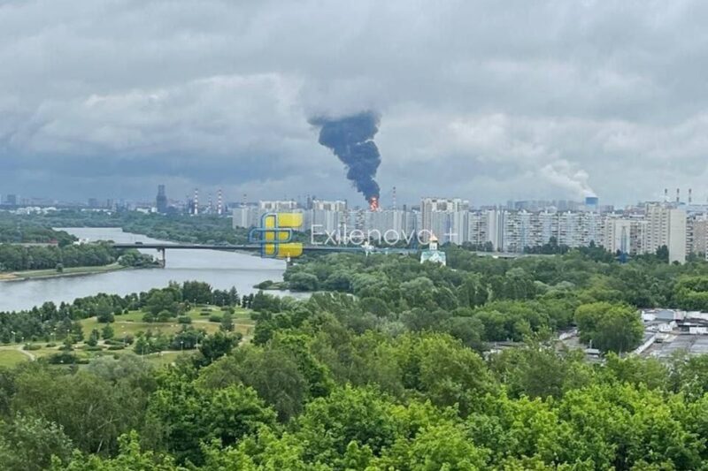 Столицю РФ атакують дрони, палає її найбільший НПЗ