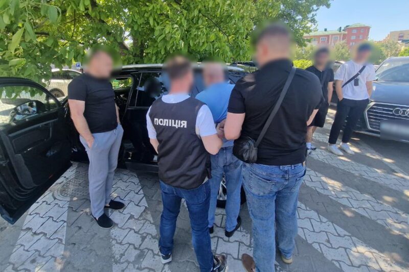 У Чернівцях псевдогенерал за $6000 “знімав” із військового обліку