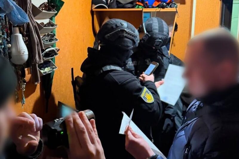 У Києві 18-річний хлопець “продавав” військовим ЗСУ неіснуючі пікапи