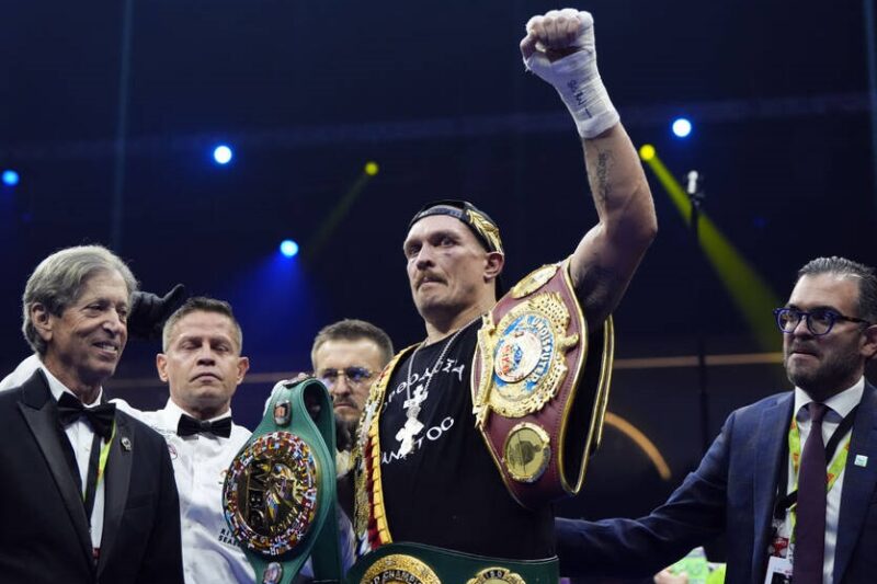 Усик відмовився від усіх чемпіонських поясів