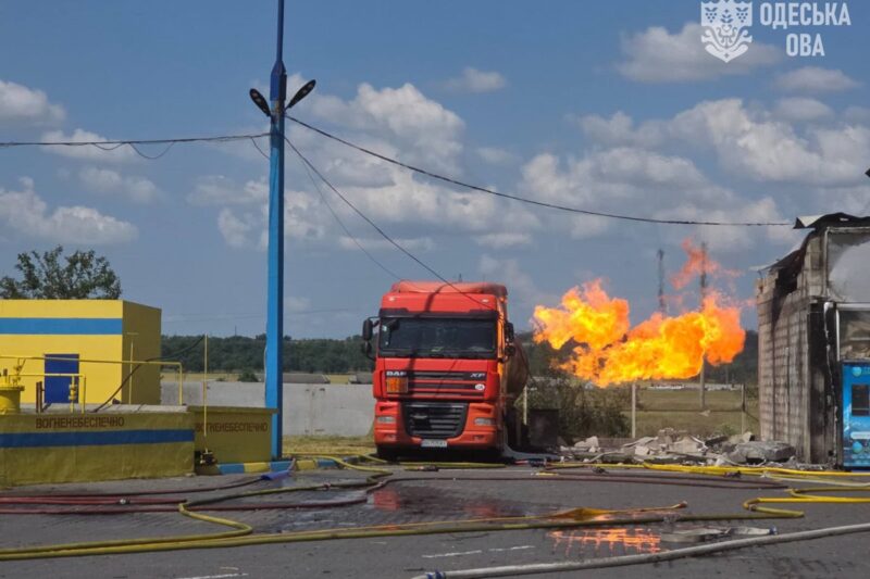 В Одесі “шахед” атакував АЗС: загорівся газовоз