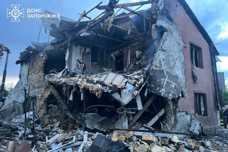 Запоріжжя: РФ знищила дім і СТО, на Хортиці пожежа