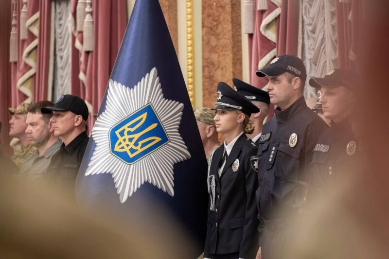 Президент Володимир Зеленський вручив державні нагороди поліцейським та воїнам підрозділів поліції
