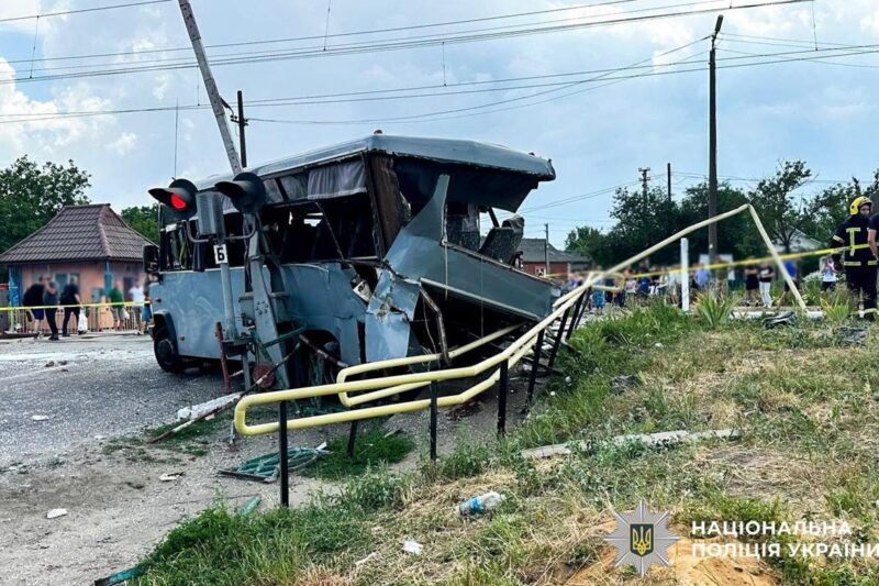 Біля Рівного поїзд врізався у маршрутку, є жертви