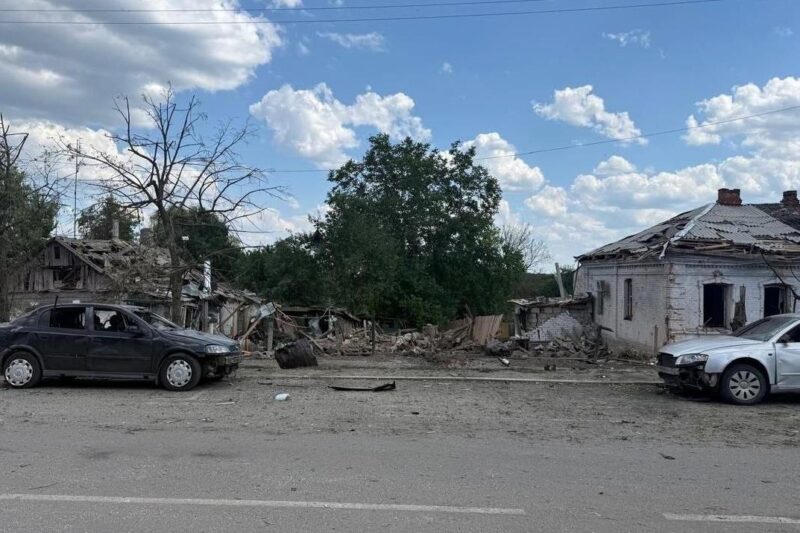 Росіяни вдарили по Балаклії: є жертва та поранені