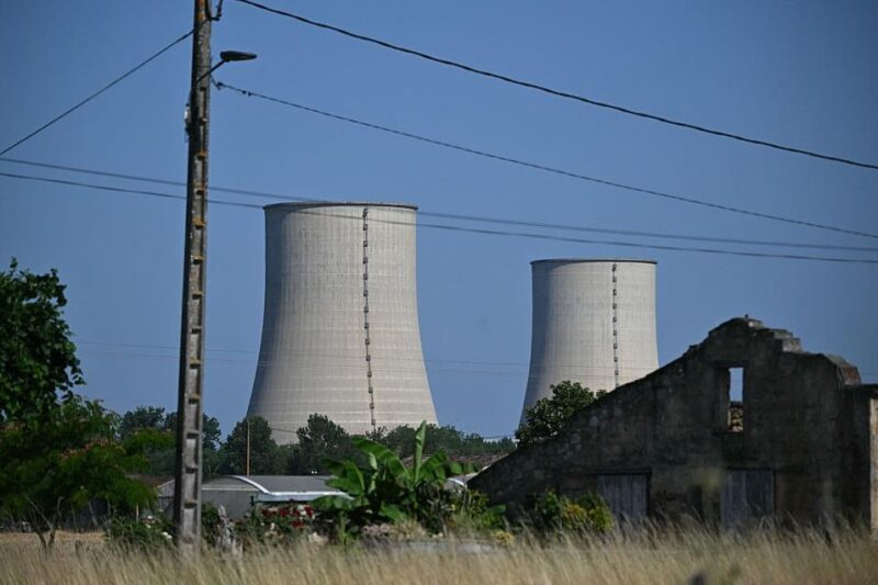 У Франції терміново зупинили три ядерні реактори