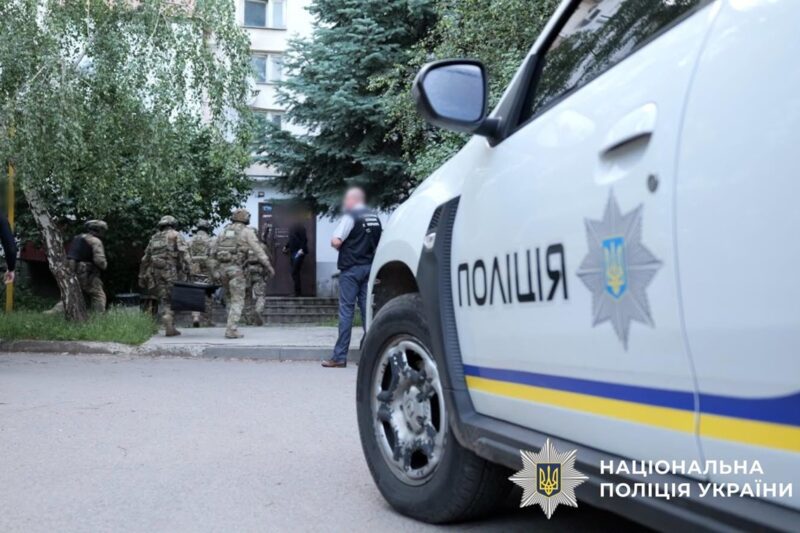 У Харкові чоловік кинувся з ножем на ТЦК: поліція відкрила вогонь