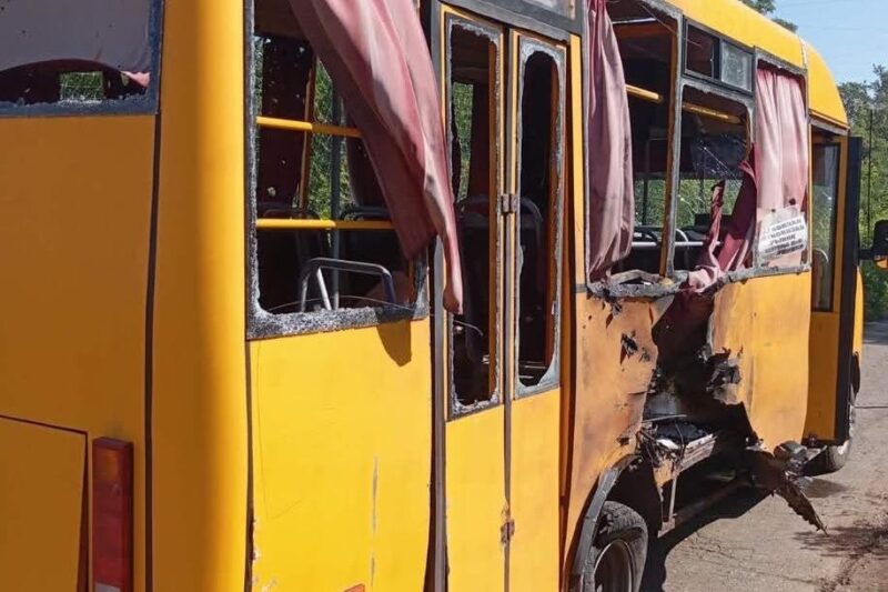 У Слов&rsquo;янську автобус потрапив під обстріл, є поранені