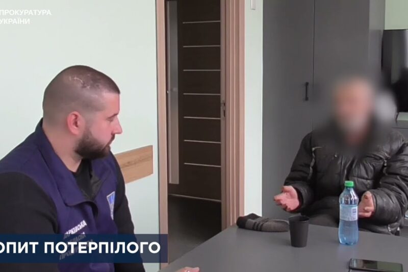 Вручено підозри двом російським воякам: утримували цивільного у погребі, поки його матір помирала