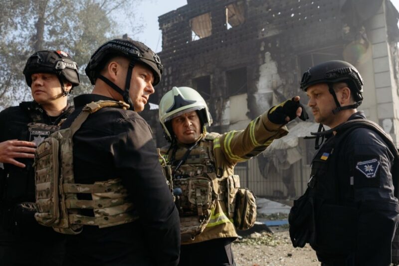 Трагедія на Київщині: Міністр відвідав громаду, яка постраждала від обстрілу та повторної детонації