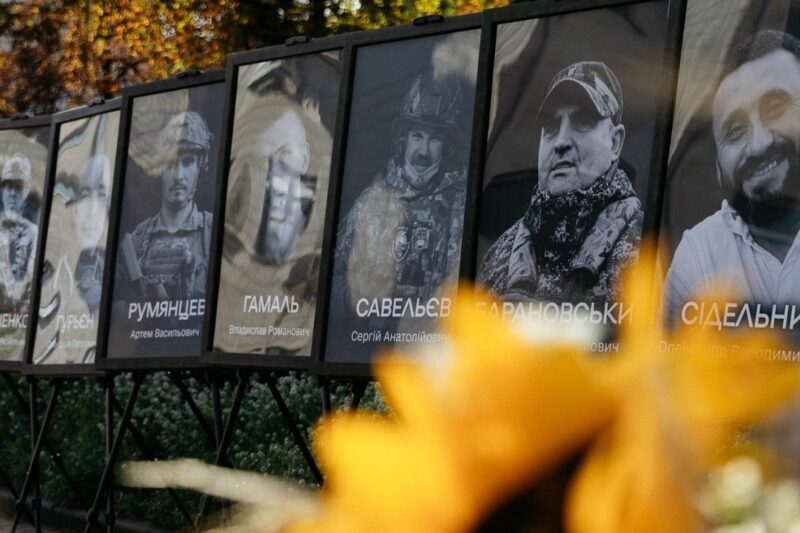 Глава МВС Іван Вигівський зустрівся із сім’ями полеглих захисників та вшанував пам’ять загиблих