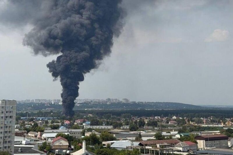 Після вибухів у Брянську вирує масштабна пожежа