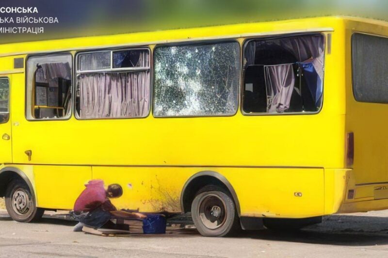 Росіяни атакували автобус у Херсоні, є поранені