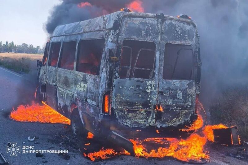 Росіяни вдарили дроном по маршрутці на Дніпропетровщині