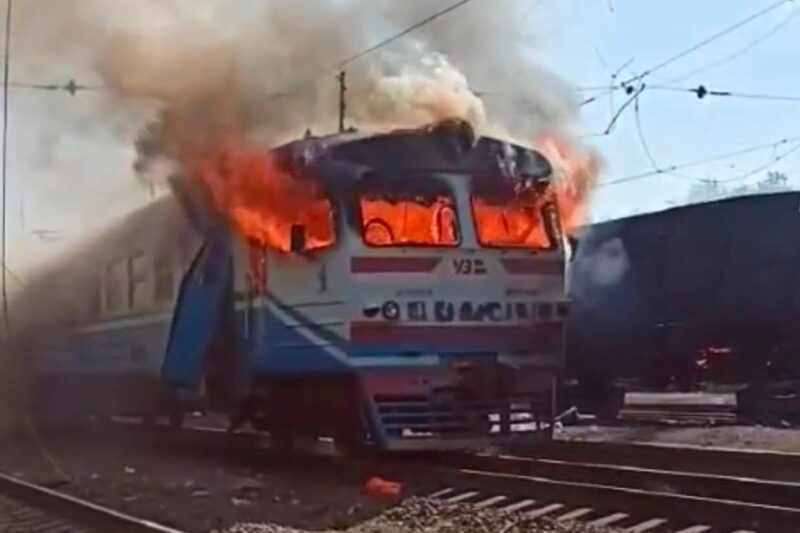 Росіяни вдарили по поїзду на Харківщині, є загибла