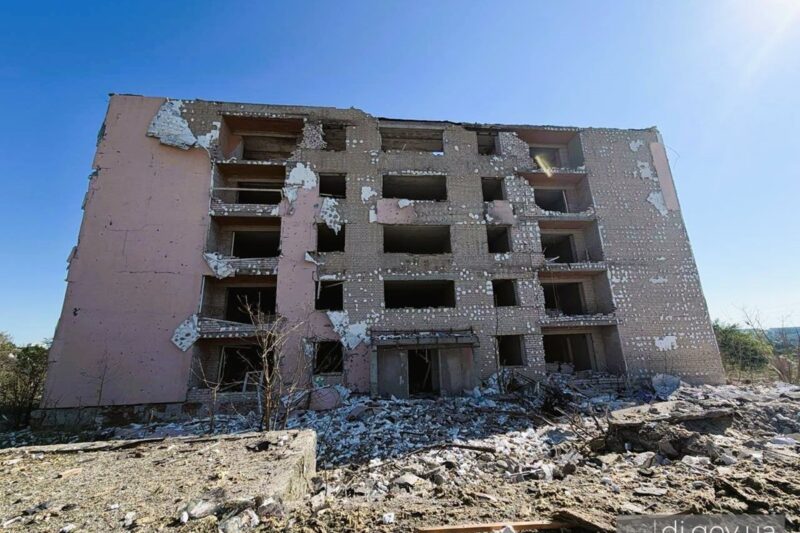Росіяни зруйнували гуртожитки переселенців на Харківщині