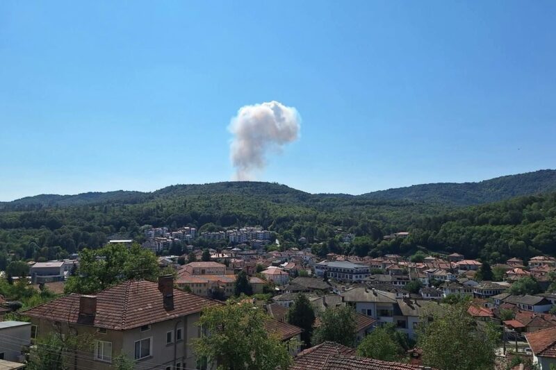 У Болгарії пролунали вибухи на заводі боєприпасів