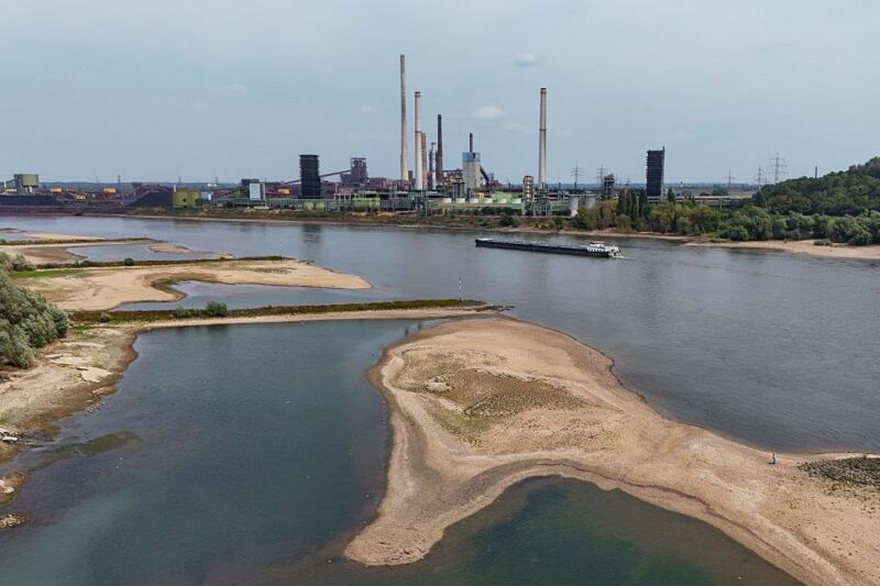 У Німеччині через спеку Рейн обмілів до нових мінімумів